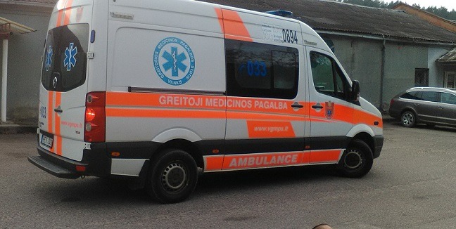 Avarijoje apgadintos trys transporto priemonės, sužalotas motorolerio vairuotojas – ligoninėje