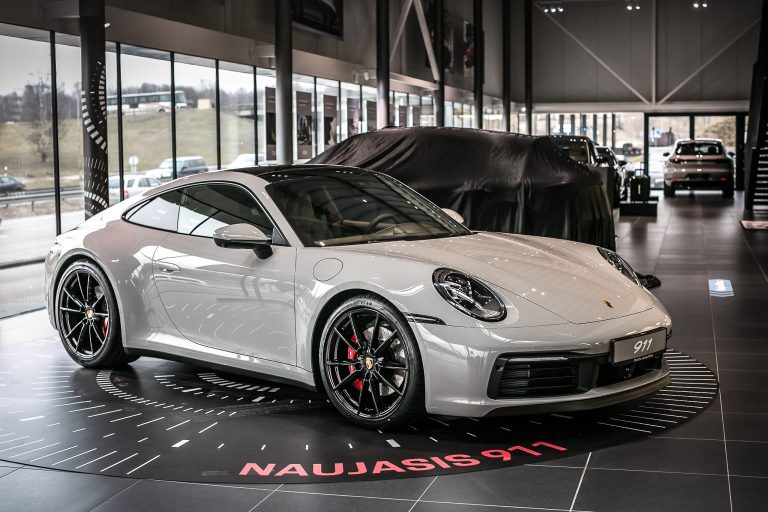Šveicarijoje suspindėjęs naujasis „Porsche 911“ – jau ir Vilniuje