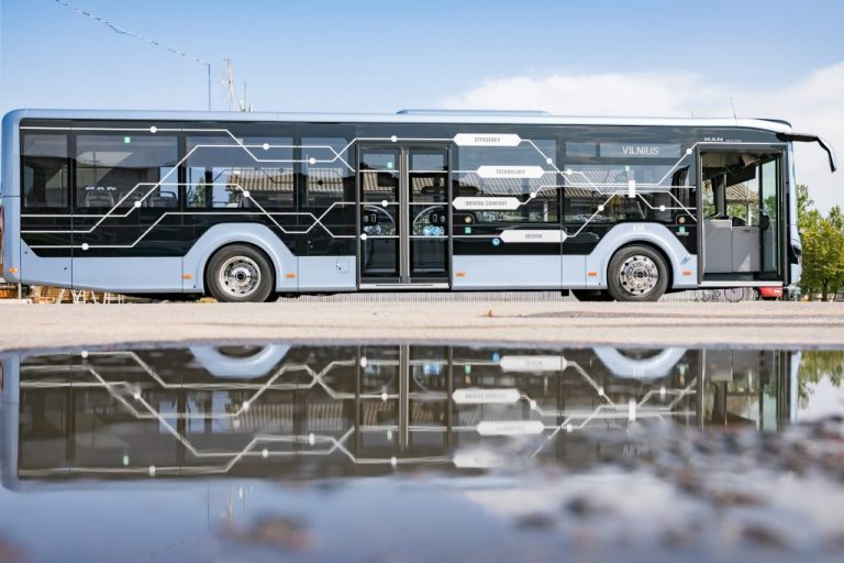 Testuojamas pirmasis rinkoje MAN Lion‘s City hibridinis autobusas
