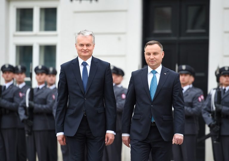 Prezidento Gitano Nausėdos kvietimu spalio 19–20 dienomis Lietuvoje su oficialiu vizitu lankysis Lenkijos Prezidentas Andrzejus Duda