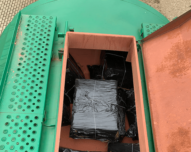Traukiniu iš Baltarusijos mėginta įvežti 100 dėžių kontrabandinių cigarečių