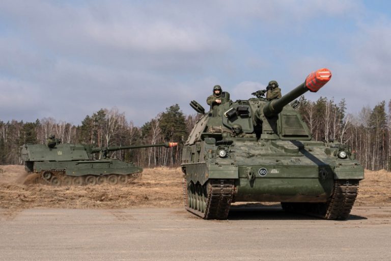 Kovo mėnesį Lietuvos kariuomenei perduota paskutinė 18-ta savaeigė haubica „PzH2000“ („Panzerhaubitze 2000“): šūvio nuotolis iki 50 km