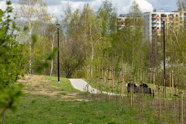 Vilniuje, prie pat Vakarinio aplinkkelio, Girulių g. 23, sutvarkyta nauja viešoji erdvė